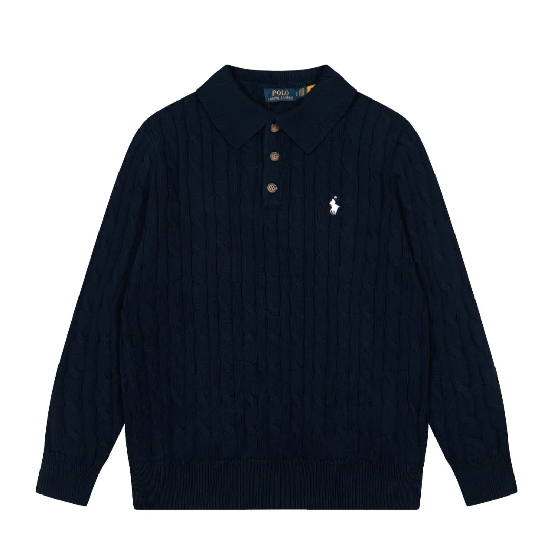 P230 RALPH LAUREN Six-color classic small label embroidery polo collar long-sleeved button pullover knitted sweater top for men and women. Pure original high-density LOGO embroidery on the chest, original 1:1 customized tag accessories. Made of pure cotton yarn and multi-knitted, pure cotton is skin-friendly and comfortable, small label war horse embroidered twist button polo neck sweater 🐎 high quality, follow the blogger to learn how to wear it! Let’s buy a Ralph Lauren cable sweater. It’s a super hard-to-find series after it became popular. It’s hard to find one on the official website. It’s simple and practical, has a lazy and loose feel, soft and delicate feel, and has a loose fit. Whether worn alone or layered, you can wear a simple one to create different styles of fashion!